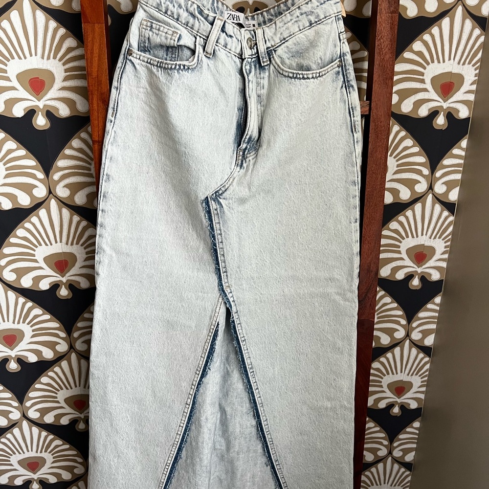 This women’s denim skirt is a versatile and stylish